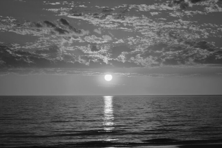 Horizon line, sea and the sun - Mastering Golden Hour and Blue Hour - Practical Tips for Creators