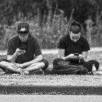 اعتیاد به موبایل در جمع‌های دوستانه
